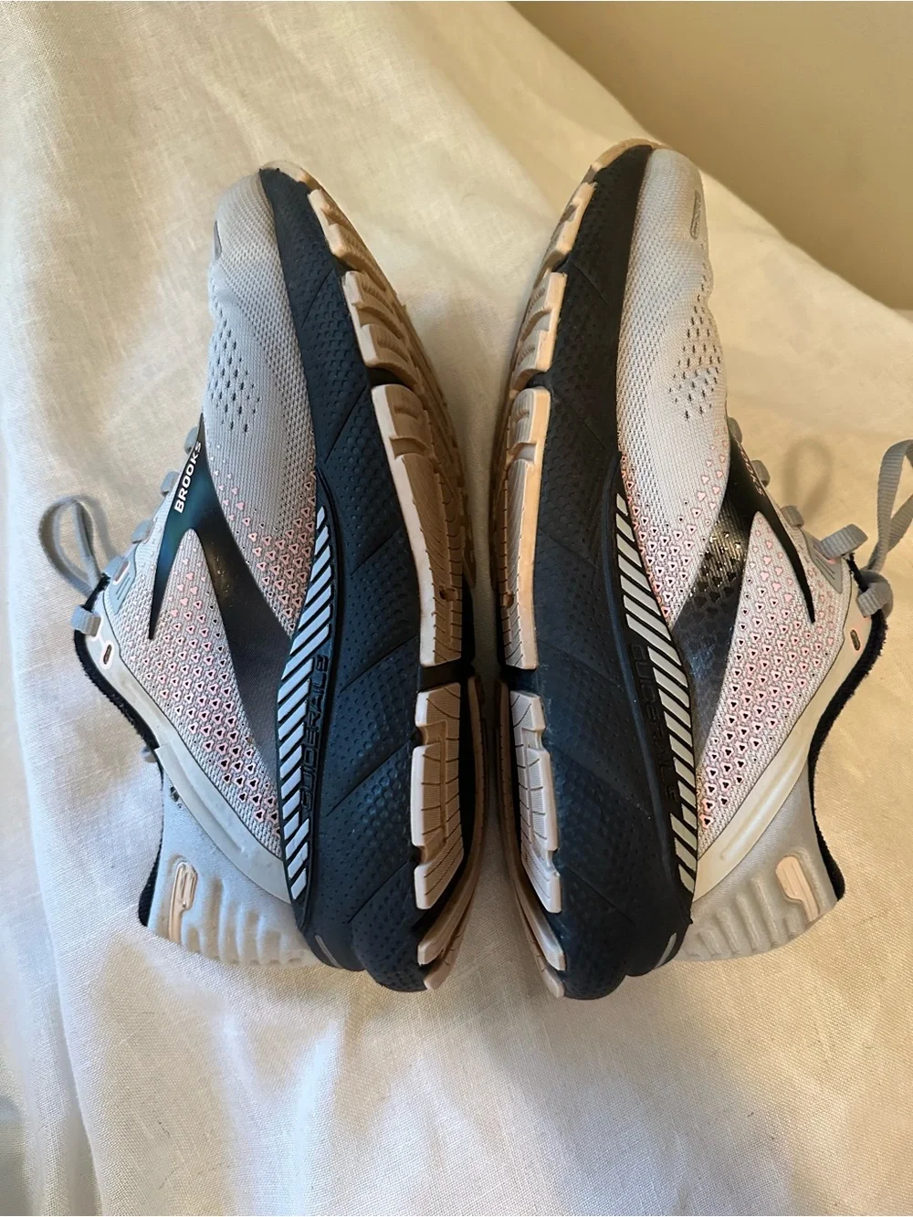 Brooks Adrenaline GTS 22 Women’s Running Shoes Gray Rose 8.5 Athletic Neutral